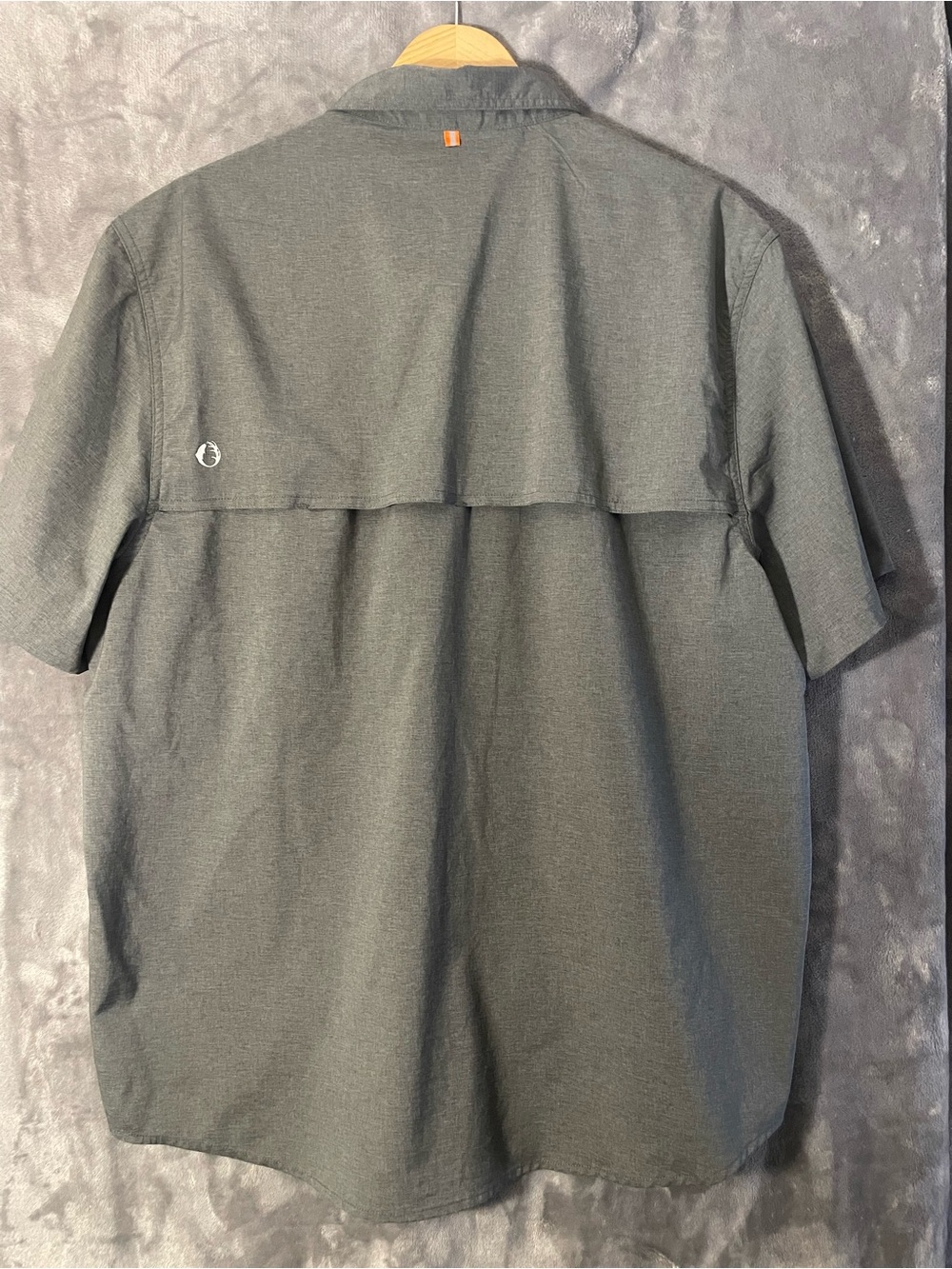 Men's Short-Sleeve Button-Down Shirt in Gray with Zip Chest Pocket - Picture 5 of 6